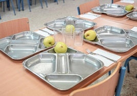 Bandejas preparadas en el comedor de un colegio.