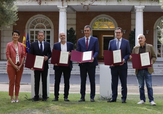 El presidente, Pedro Sánchez (c.), sella un nuevo acuerdo en pensiones con patronal y sindicatos.