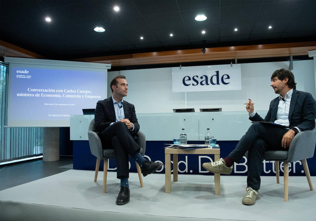 El ministro de Economía, Carlos Cuerpo, con Toni Roldán, director de EsadeEcPol.