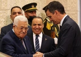 Mahmoud Abbas recibe a Pedro Sánchez en Ramallah en noviembre de 2023.