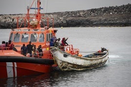 Una embarcación llega a la isla de El Hierro.