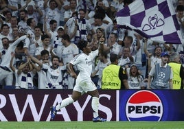 El delantero brasileño del Real Madrid, Endrick, celebra el tercer gol ante el Stuttgart