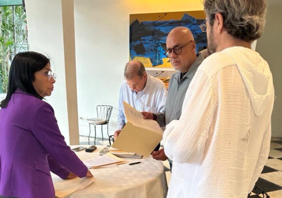 La polémica reunión en la Embajada española en Caracas entre el líder opositor Edmundo González (al fondo de la imagen), la vicepresidenta del Gobierno chavista, Delcy Rodríguez, y el presidente de la Asamblea venezolana, Jorge Rodríguez.