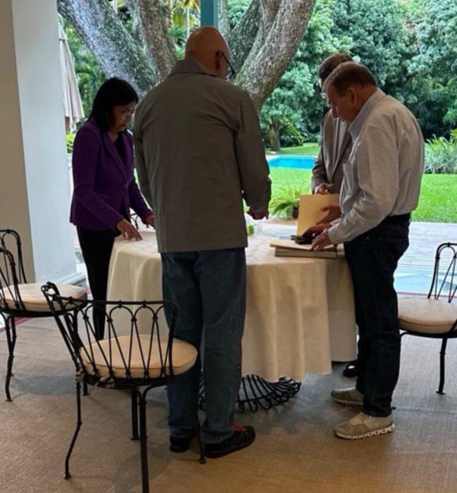 Otro momento del controvertido encuentro en la Embajada española entre Edmundo González y representantes del Gobierno venezolano.