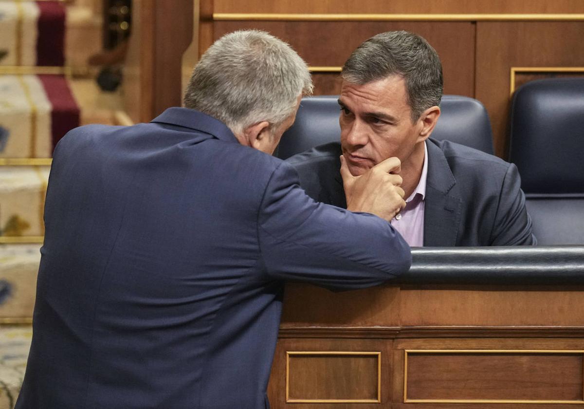 El presidente del Gobierno, Pedro Sánchez, junto al secretario de organización del PSOE, Santos Cerdán