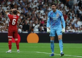 Thibaut Courtois celebra una de las seis paradas que realizó en el Real Madrid-Stuttgart.