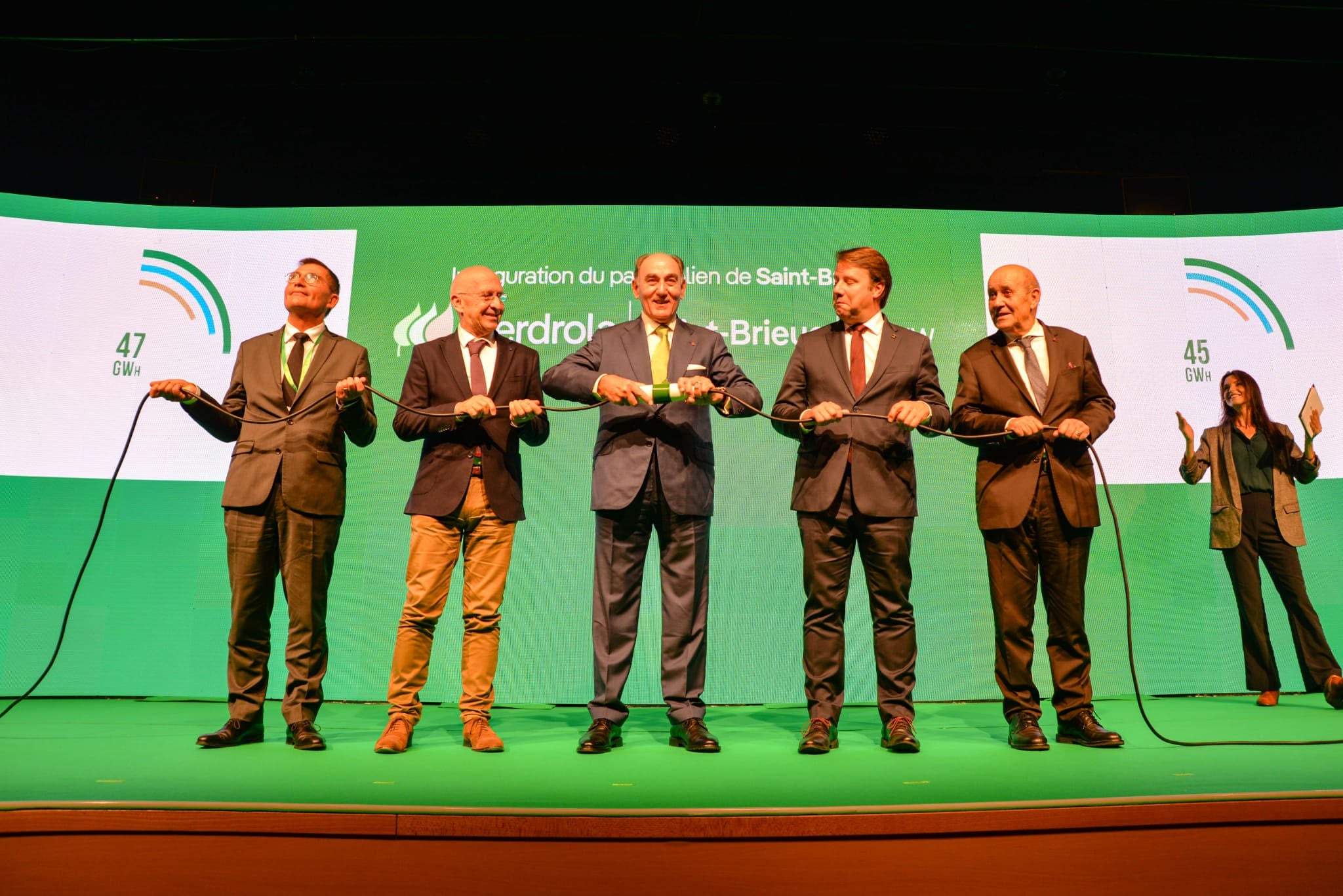 El presidente Iberdrola, Ignacio Galán, junto a las autoridades francesa, en la inauguración de la eólica marina de Saint-Brieuc