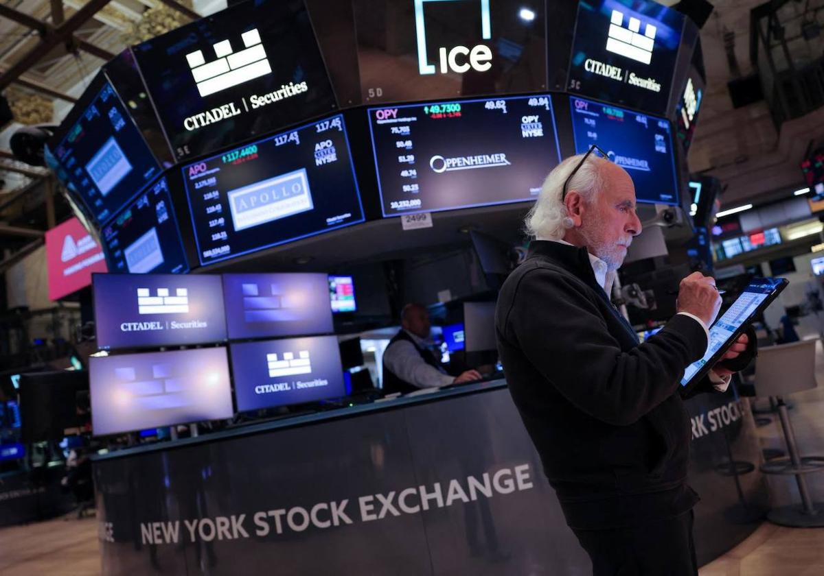 Un operador en la Bolsa de Nueva York.