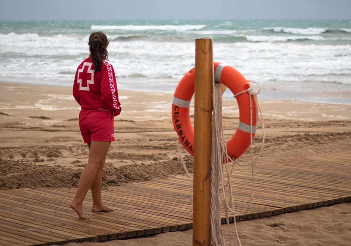 Una socorrista de Cruz Roja en un playa.