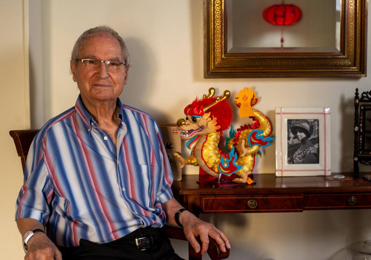 Marcelo Muñoz, en su casa de Madrid, junto a un dragón chino y una foto de su mujer, Paquita.