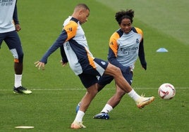 Mbappé y Endrick disputan un balón durante el último entrenamiento del Real Madrid antes del duelo con el Espanyol.