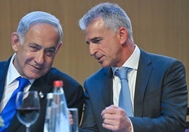 El líder del Mossad, David Barnea, habla al oído de Netanyahu en un acto público.