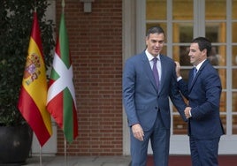 El presidente del Gobierno, Pedro Sánchez, recibe al 'lehendakari', Imanol Pradales, en la Moncloa