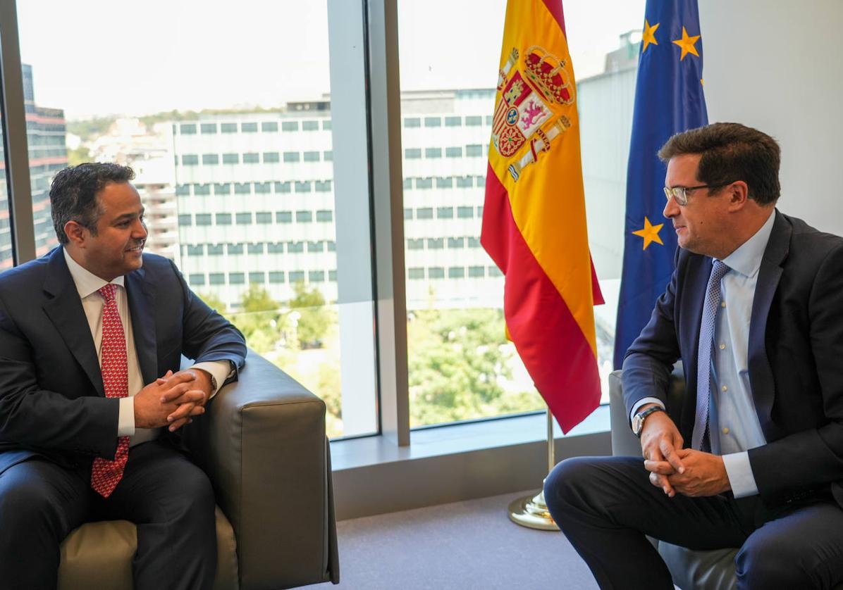 El consejero delegado de STC, Olayan Alwetaid (izq.), con el ministro de Transformación Digital, Óscar López.