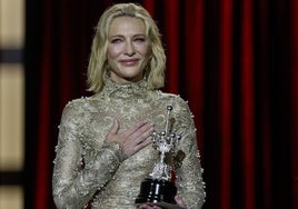 La actriz Cate Blanchett posa con el premio Donostia.