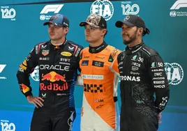 Norris, en el centro de la imagen, junto a Max Verstappen y Lewis Hamilton.