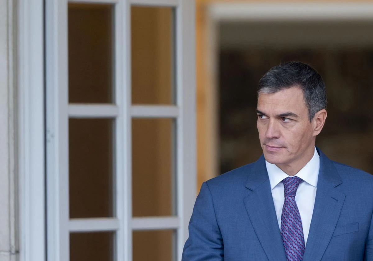 El presidente del Gobierno, Pedro Sánchez, tras recibir al presidente de la Xunta de Galicia, en el Complejo de La Moncloa este viernes