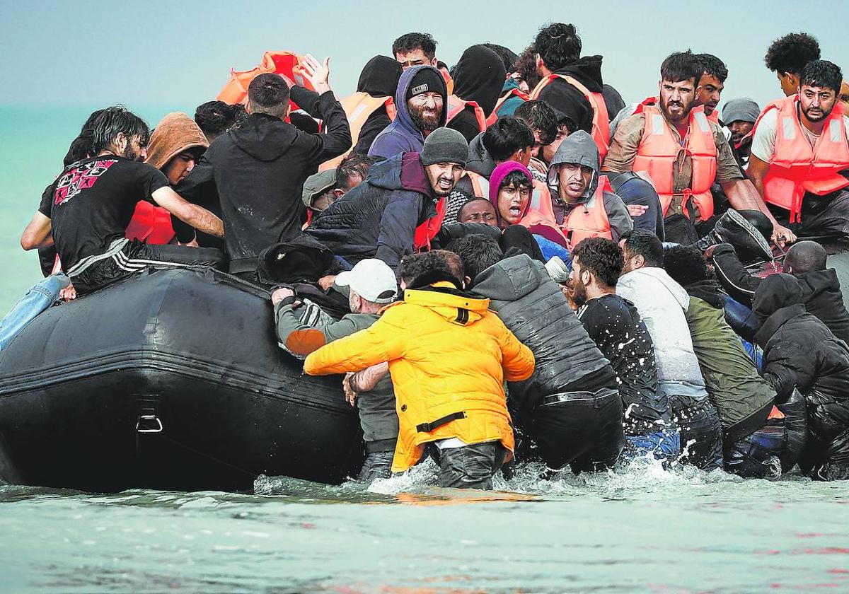 Un grupo de migrantes trata de cruzar el Canal de la Mancha en una barca hinchable para llegar a Reino Unido.