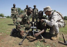 Un instructor del Ejército de Tierra adiestra a militares malienses en la base de Koulikoro en 2021.