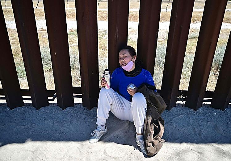 Una mujer china, exhausta tras el largo viaje por Latinoamérica.