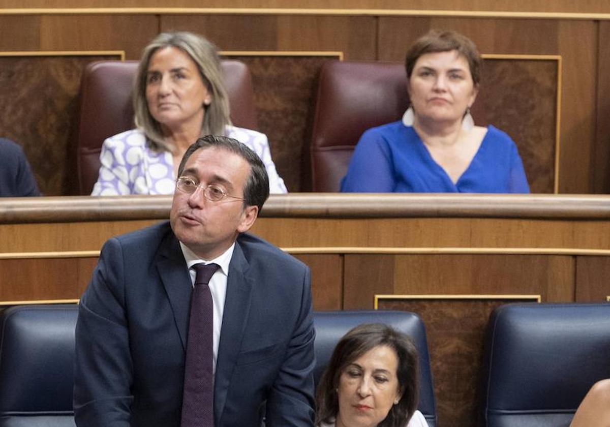 Los ministros José Manuel Albares y Margarita Robles en la sesión constitutiva de las Cortes