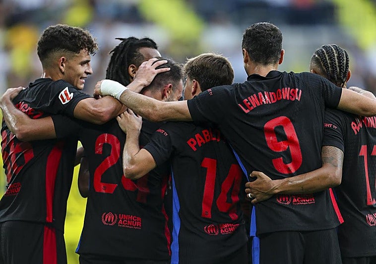 Lewandowski celebra junto al resto de compañeros uno de los goles del Barça