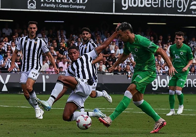 Andrés Martín, de penalti, le otorga la victoria al Racing en su visita a Castellón