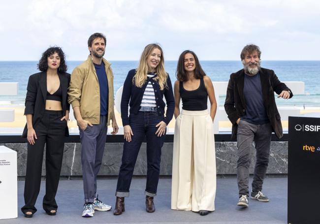 El equipo de 'Los destellos' en el Festival de San Sebastián.