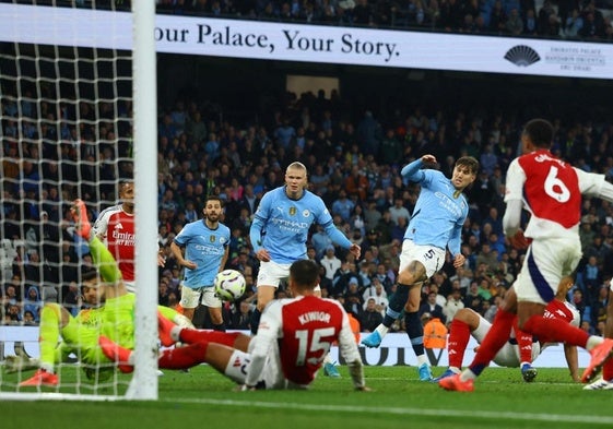 Stones, anotando el gol de empate en el último minuto en el encuentro entre el l Manchester City y Arsenal