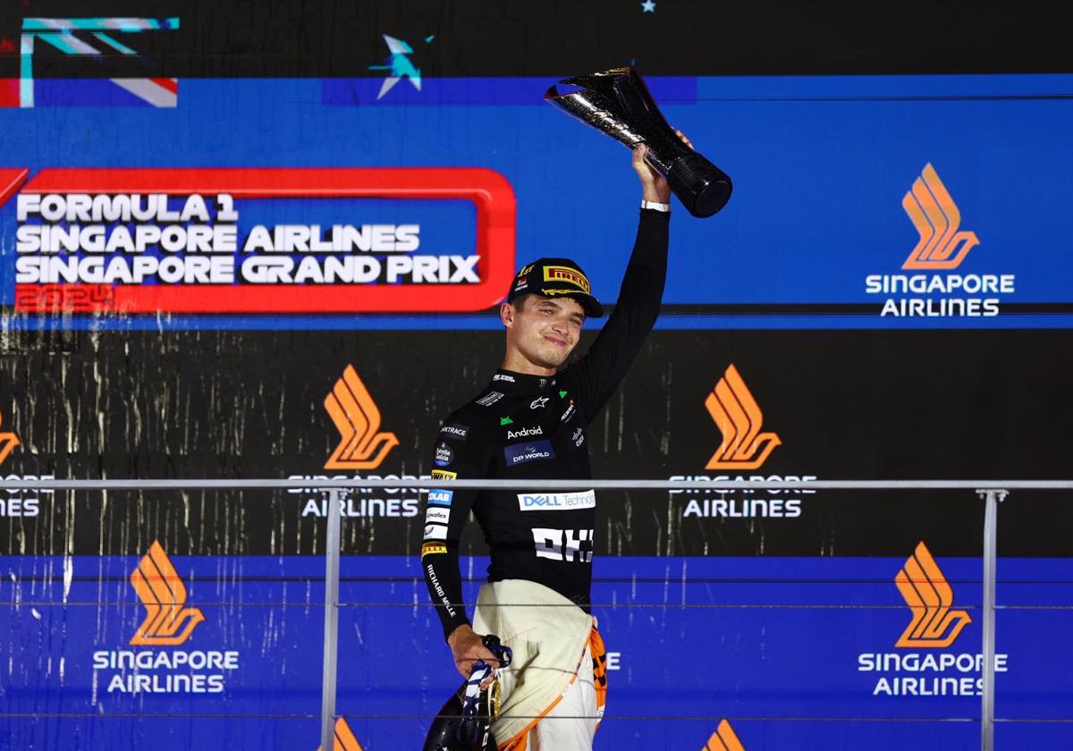 Lando Norris, en el podio con el trofeo de campeón del GP de Singapur