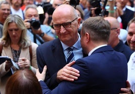 El primer ministro de Brandeburgo, Dietmar Woidke (SPD), recibe un abrazo tras conocer los resultados.