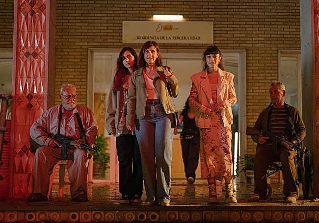 Noa y Julia, junto a los yayos.