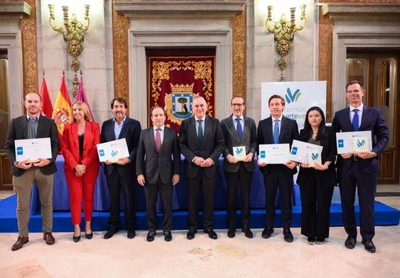 Directivos de Alsa en la entrega del premio.