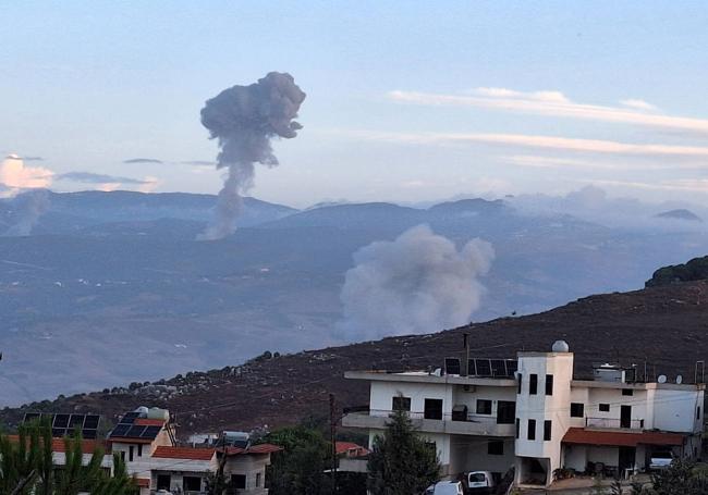 Una columna de humo se levanta al fondo de Marjaayoun, en el sur de Líbano, tras un ataque israelí.