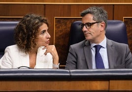 María Jesús Montero y Félix Bolaños, durante el pleno del pasado miércoles en el Congreso.