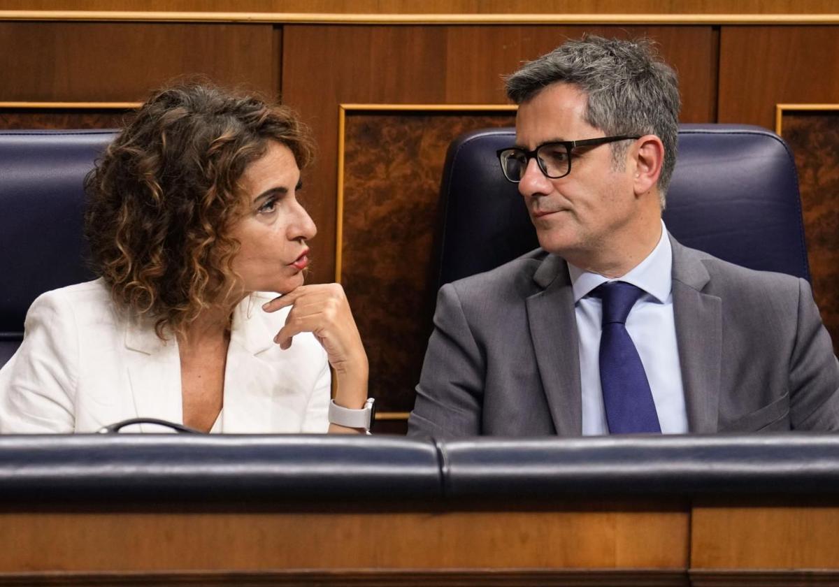 María Jesús Montero y Félix Bolaños, durante el pleno del pasado miércoles en el Congreso.