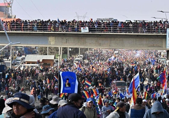 Seguidores del expresidente boliviano Evo Morales, rumbo a la capital.