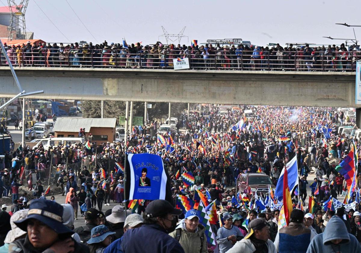 Seguidores del expresidente boliviano Evo Morales, rumbo a la capital.