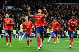 Rodrigo Hernández celebra un gol con la selección española.