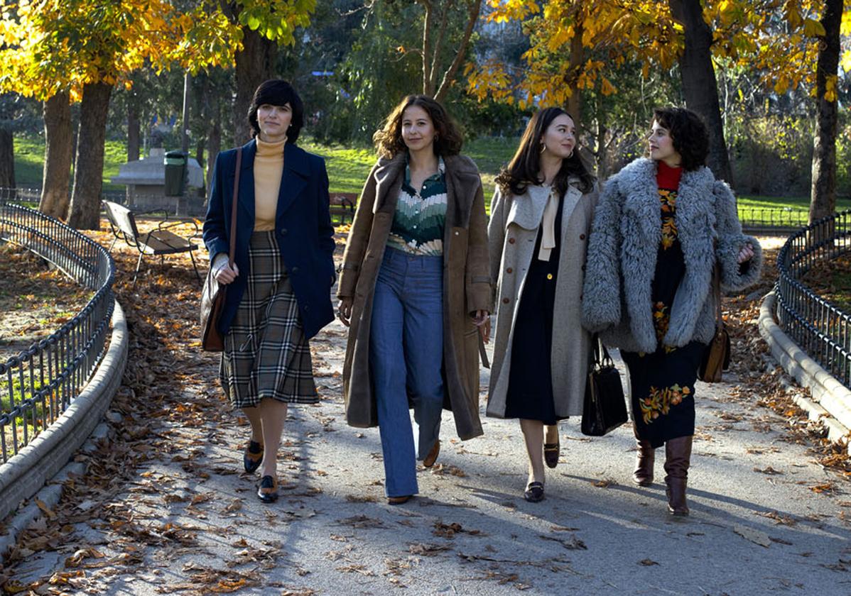 Almudena Pascual, Irene Escolar, Paula Usero y Elisabet Casanovas son Paca, Manuela, Lola y Cristina.