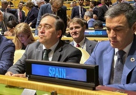 El presidente del Gobierno, Pedro Sánchez, y el ministro de Exteriores, José Manuel Albares, ayer en la ONU