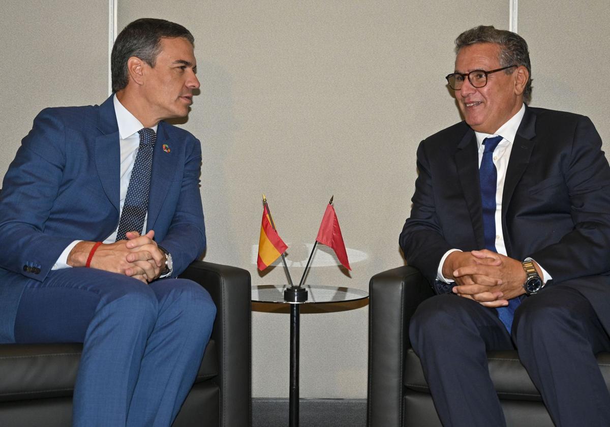 El presidente del Gobierno de España, Pedro Sánchez, junto al primer ministro de Marruecos, Aziz Ajanuch.