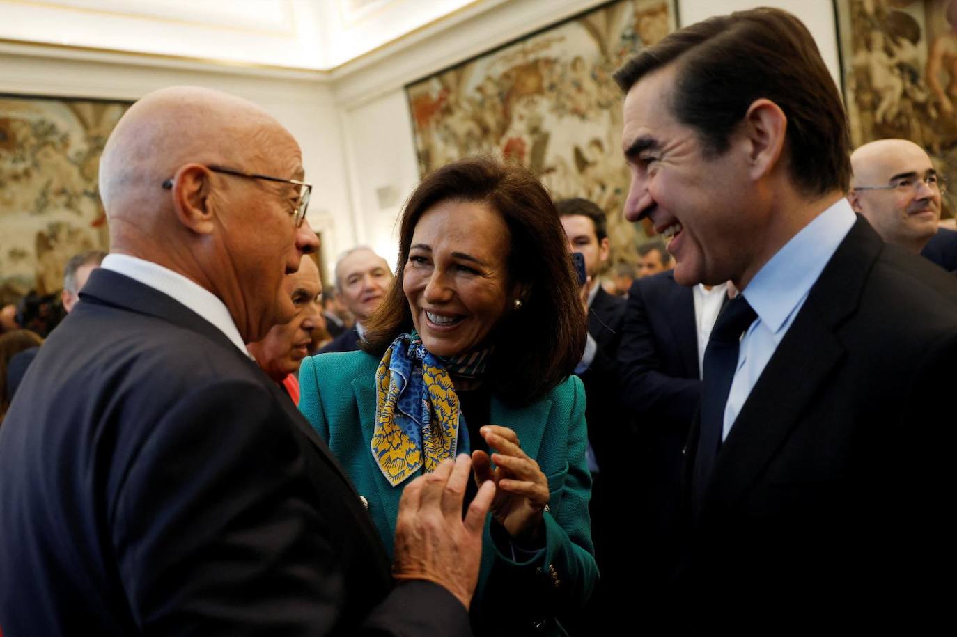 Los presidentes de Sabadell y BBVA, Josep Oliu y Carlos Torres, junto a la presidenta de Banco Santander, Ana Botín.