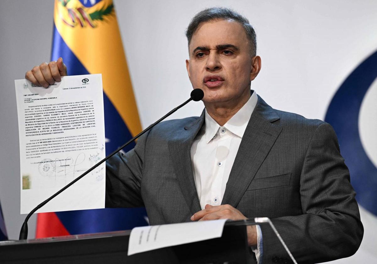 El fiscal general venezolano, Tarek William Saab, muestra la carta enviada a la Interpol.