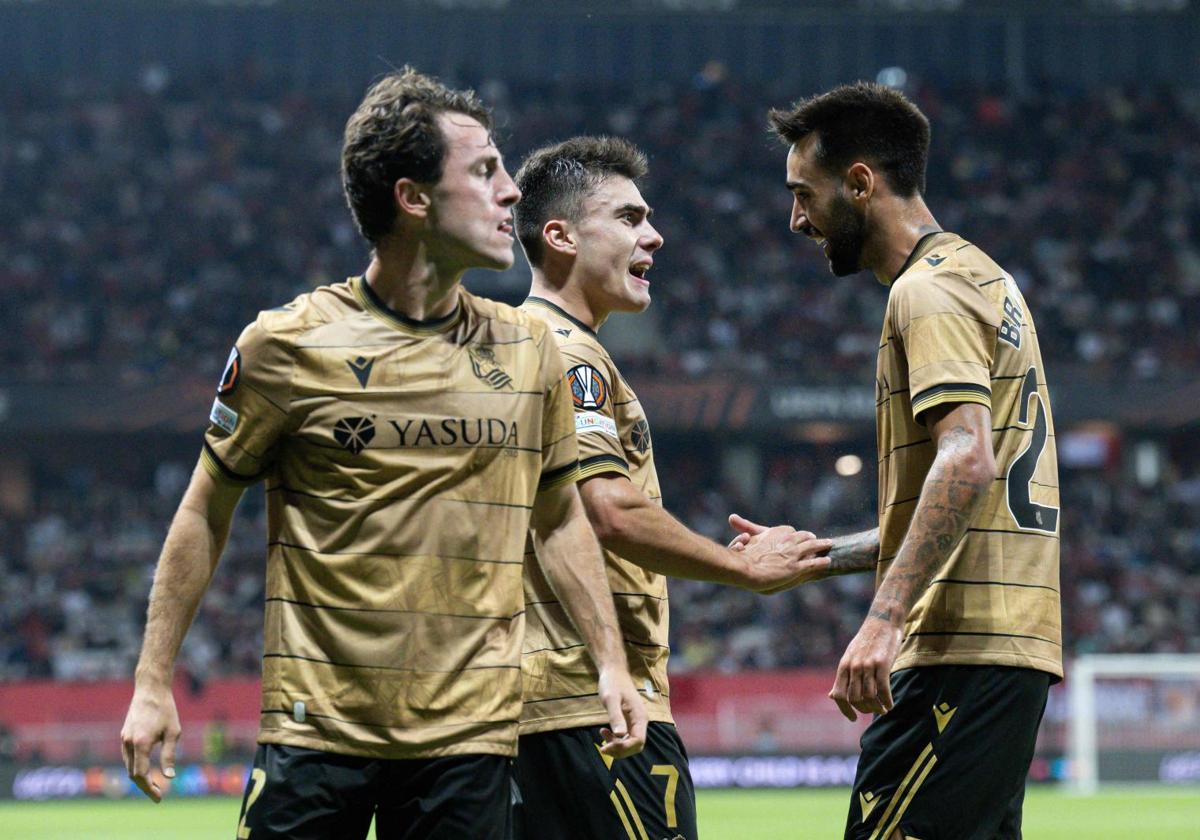 Ander Barrenetxea celebra su gol con Brais Méndez, con Álvaro Odriozola a su derecha.