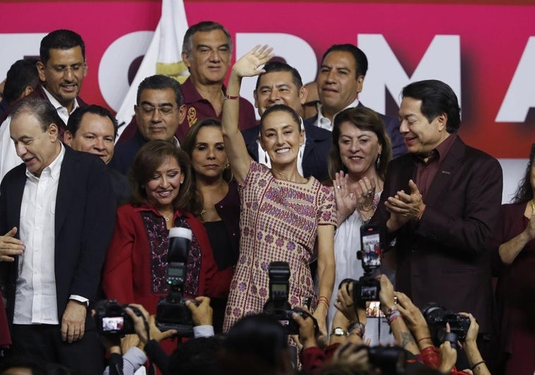 La presidenta electa de México, Claudia Sheinbaum, saluda en el congreso nacional del partido oficialista Morena, este fin de semana en Ciudad de México.