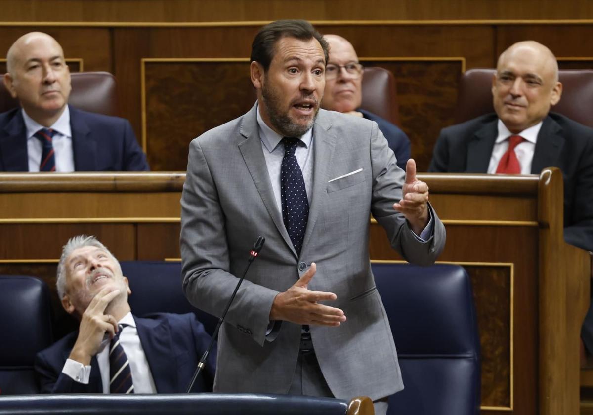 El ministro Óscar Puente durante la sesión de control al Gobierno en el Congreso de este miércoles.