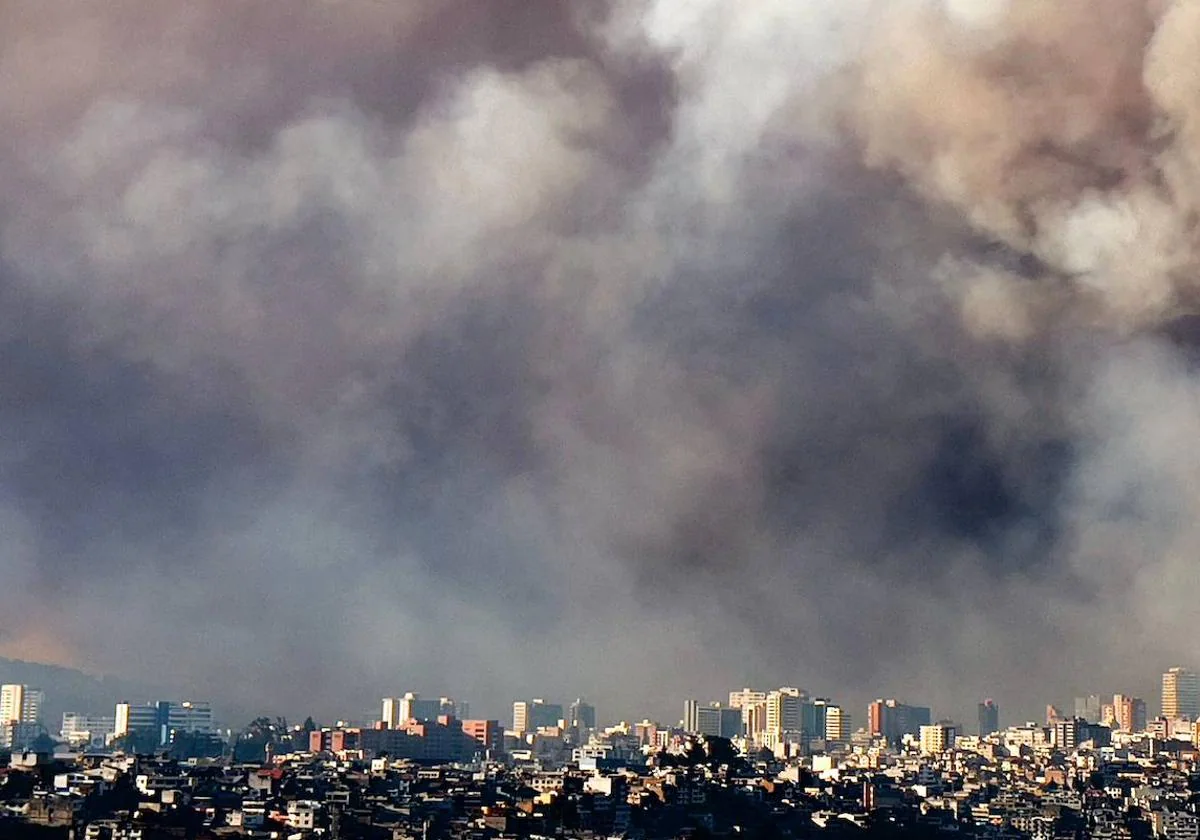 Una densa nube de humo cubre Quito.