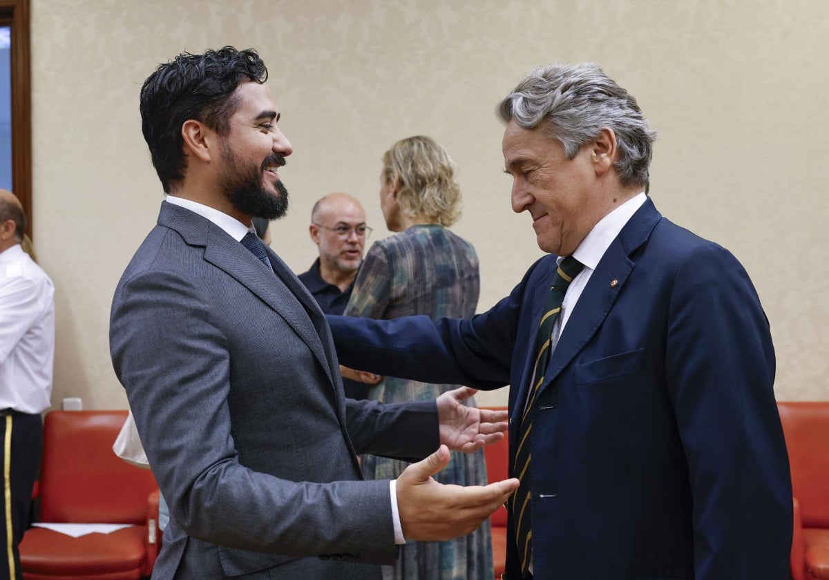 Los eurodiputados Alvise Pérez y Hermann Tertsch, de Vox, se saludan en el Congreso durante el trámite para poder ocupar sus escaños.