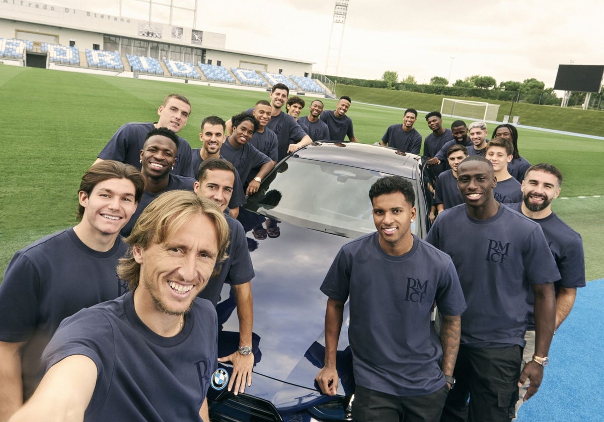 Los jugadores del Real Madrid, con un BMW i5.